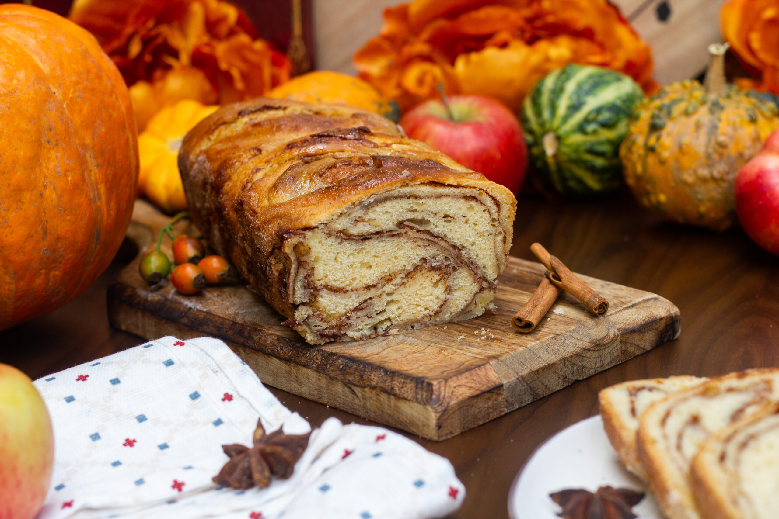 Skořicová babka s javorovým sirupem